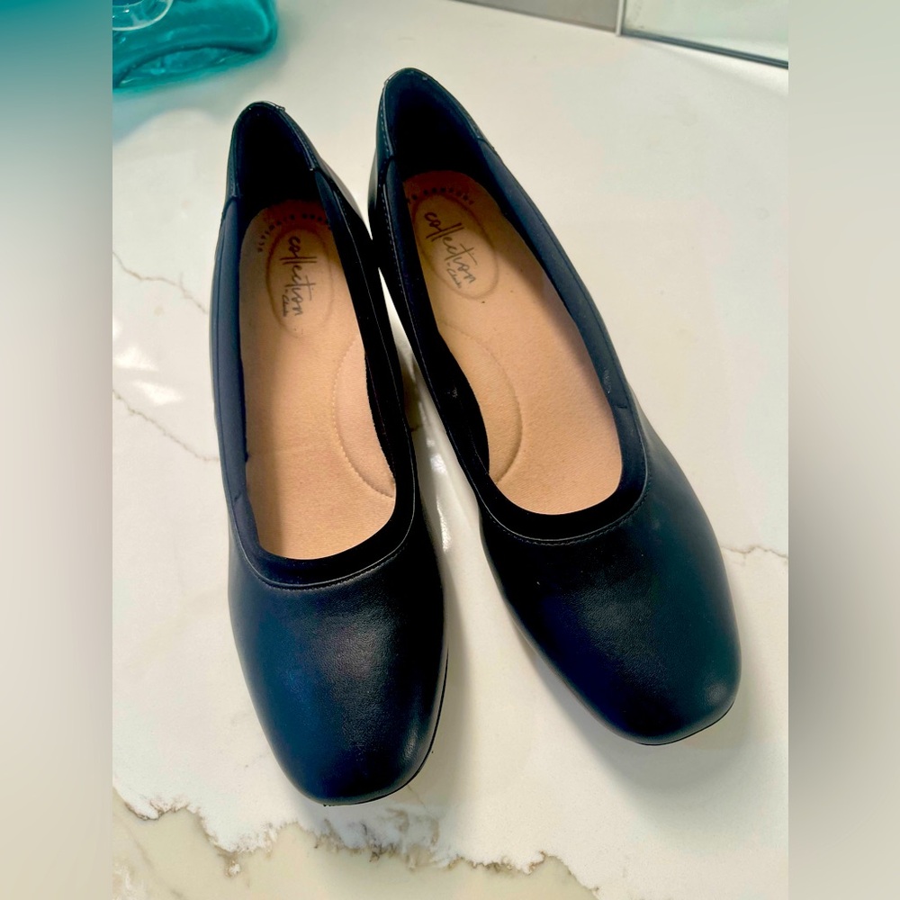Clarks Ultimate Comfort Collection
Women's Black Leather Pumps
Size 10